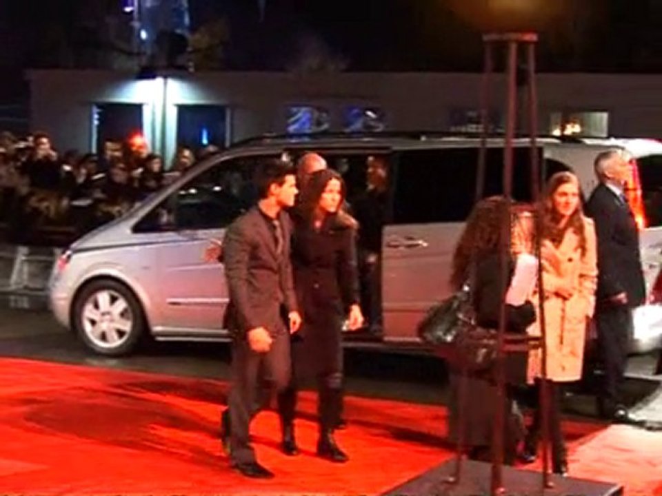 Twilight star Pattinson uses fans as his diary