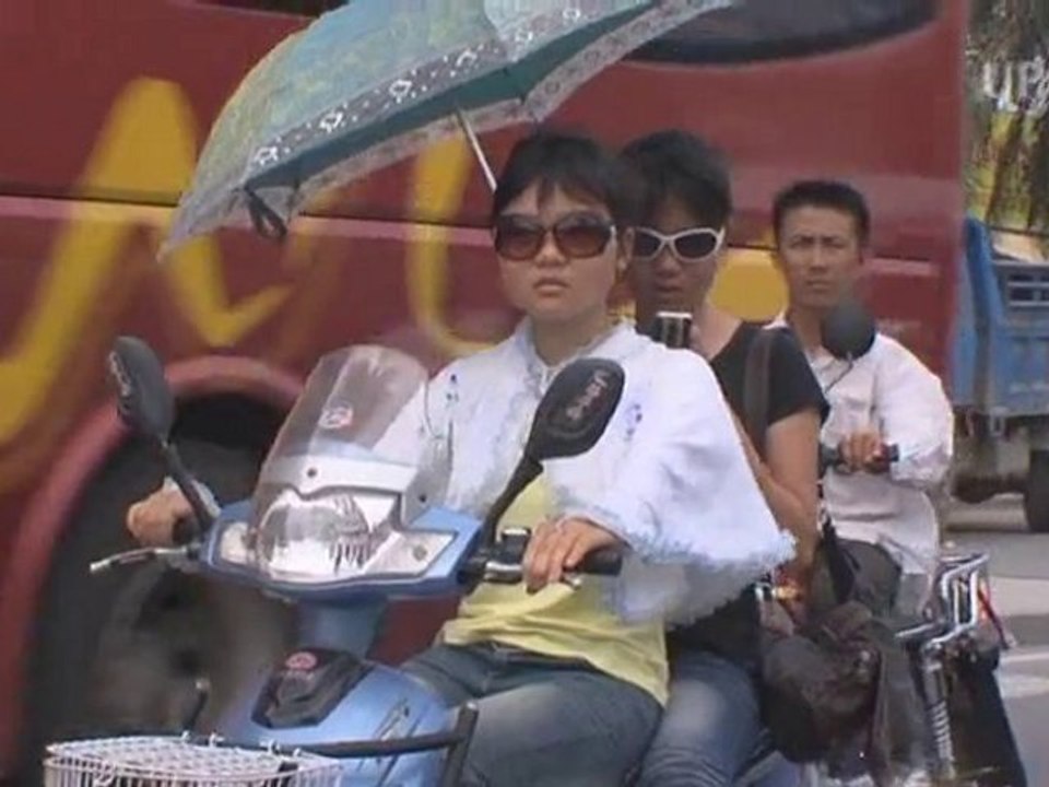 UP-TV Der neue Phaeton rollt durch Sanya (DE)