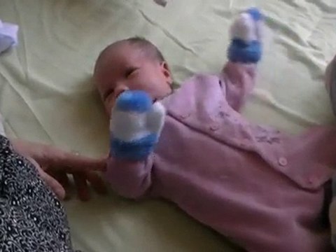 Chloé - 2010/04/15 - Je joue avec maman et mamie