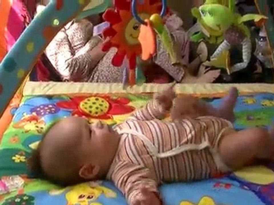 Chloé - 2010/05/24 - Sur mon tapis de jeu - 2