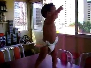 Bébé 4 ans danse sur une table ! Vidéo buzz  TV méxicaine