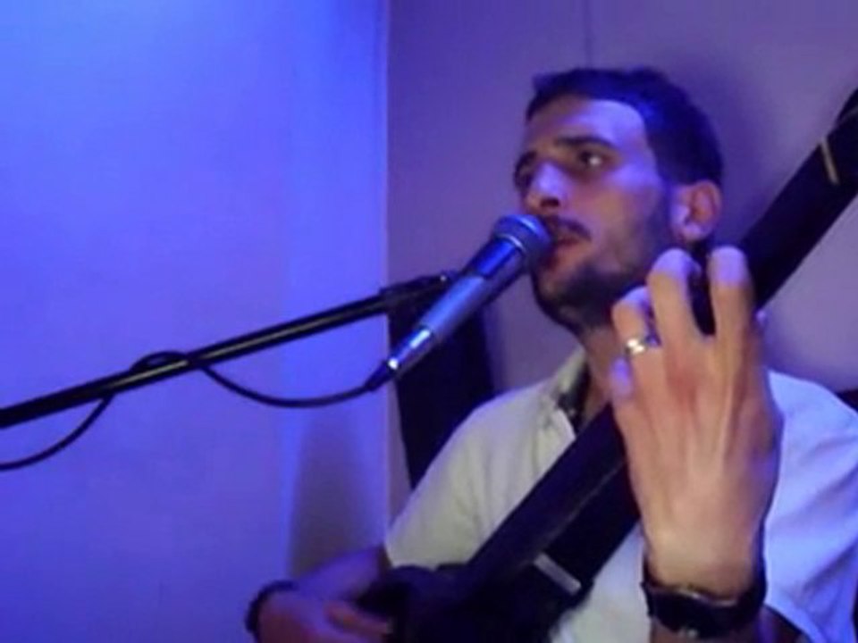 BİR GÖRÜŞ KABİNİNDE