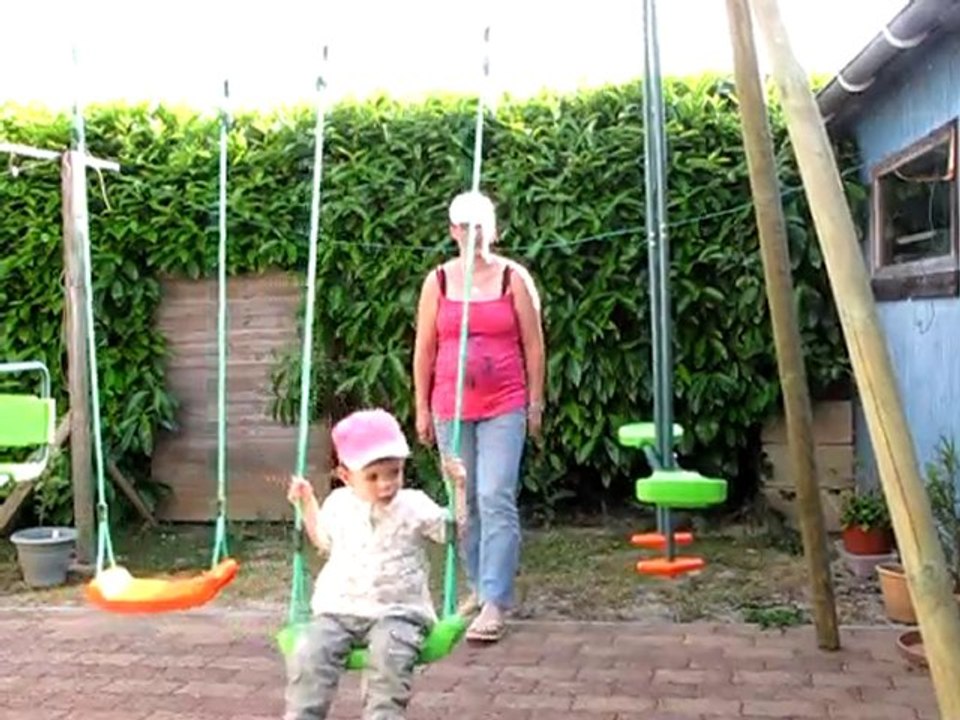 Lilou sur la balançoire 2