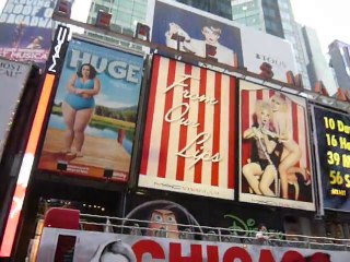 boulette de papier dans une poubelle mais... a Times Square