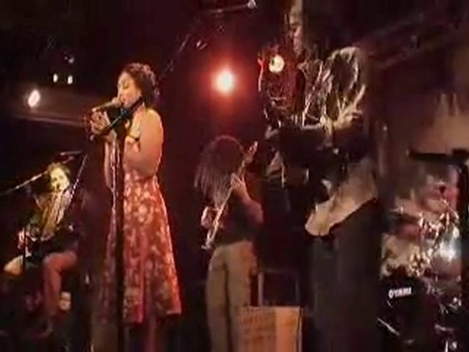 C'est bien mieux comme ça (live)