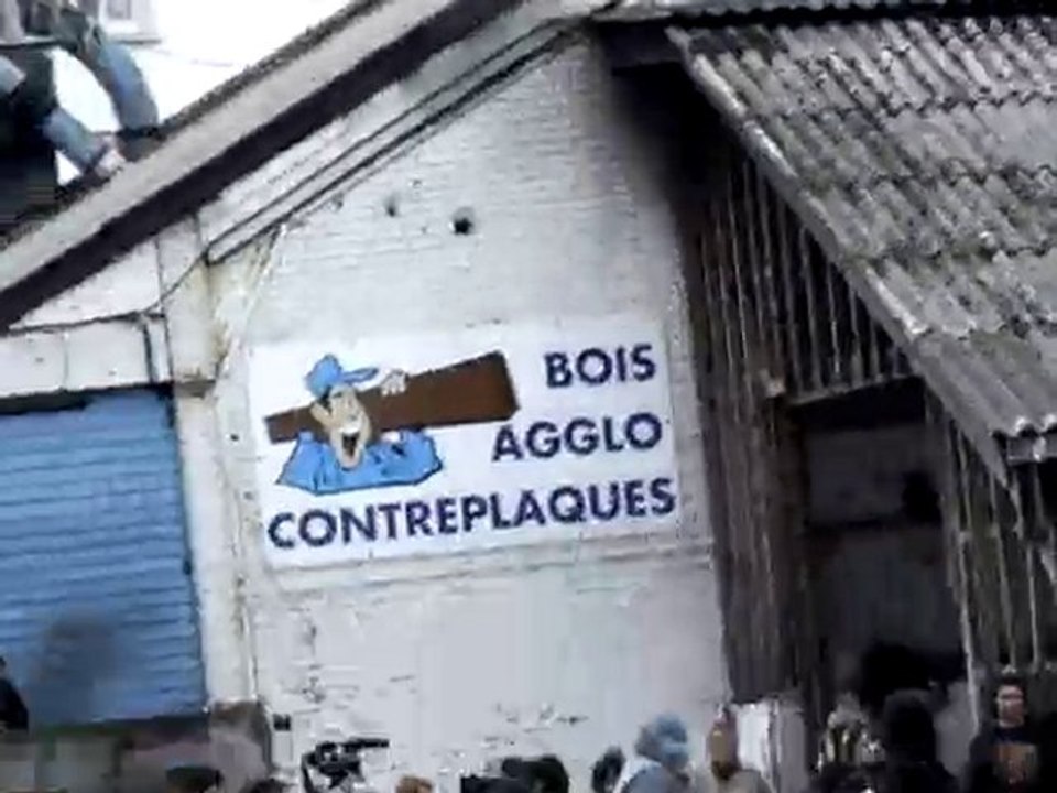 2 gentils CRS contre des méchants no border