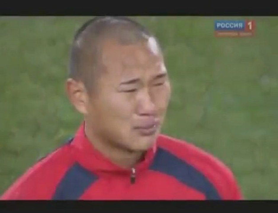 Joueur nord coréen pleuant durant l'hymne WFC 2010