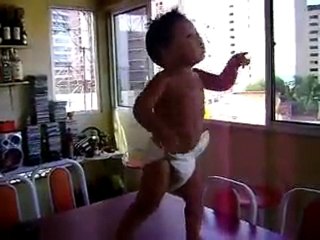 bebe qui dance