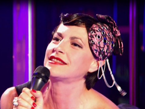 Lio: Mettez-moi un doigt dans ma c...