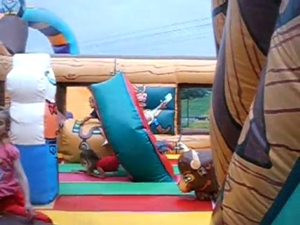 video parcours western  gonflable country