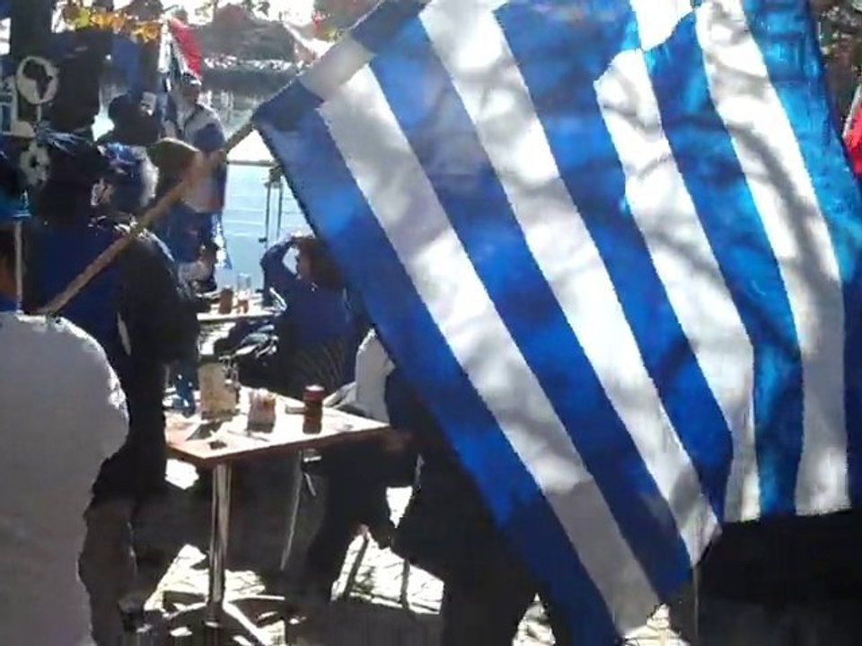 Έλληνες φίλαθλοι έξω από το γήπεδο 2