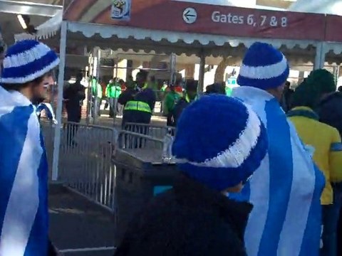 Φίλαθλοι φθάνουν στο γήπεδο