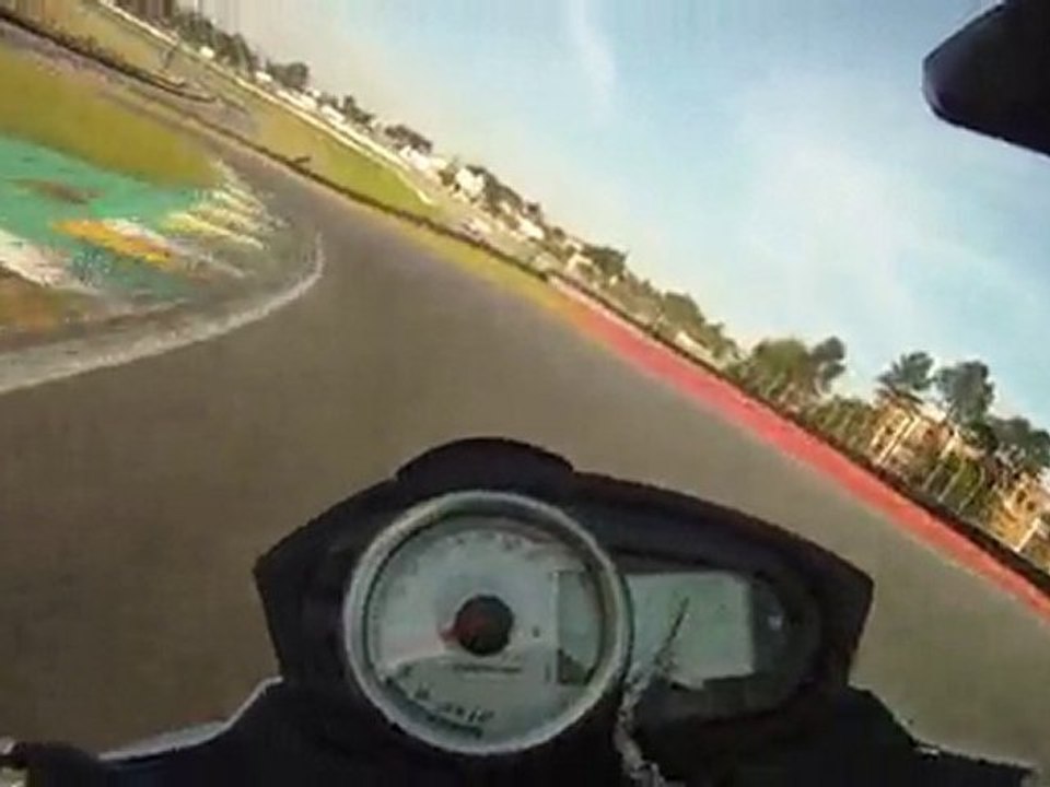 Cortando Grama no Track Day