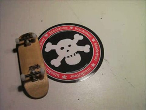 Ilan Millet fingerboarding!