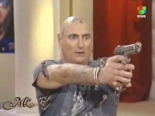 Fernando Peña apuntándole a Mirtha Legrand