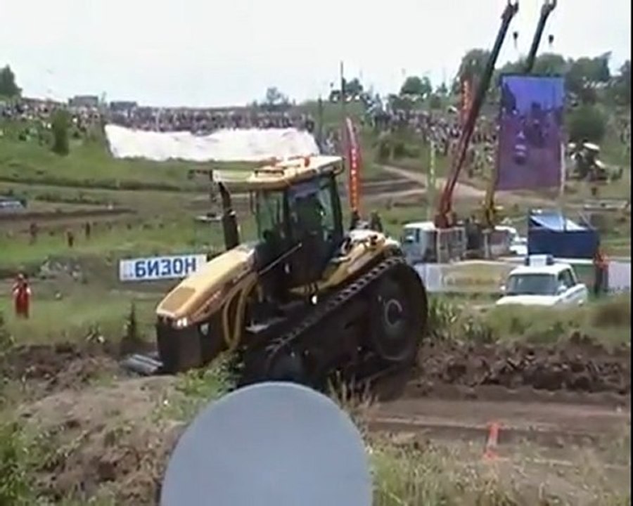 Bulldozer schiaccia auto della polizia
