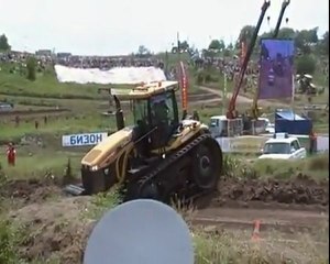 Bulldozer schiaccia auto della polizia