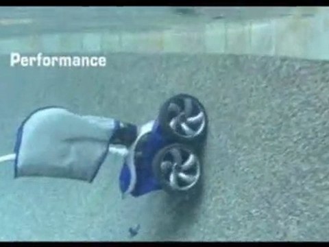 Robot nettoyeur piscine POLARIS 3900S en action VigiPiscine