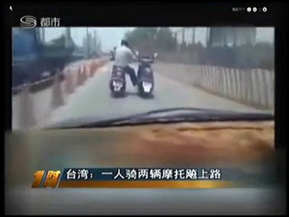 Guida due moto contemporaneamente