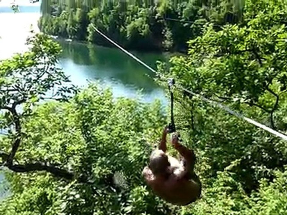 saut d'une tyrolienne