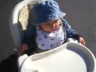 Bébé Tiré par Une Voiture Radiocommandé