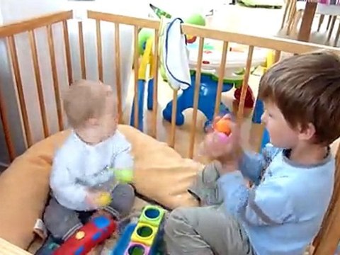 20100616 Romain et Nico jouent dans le parc 2