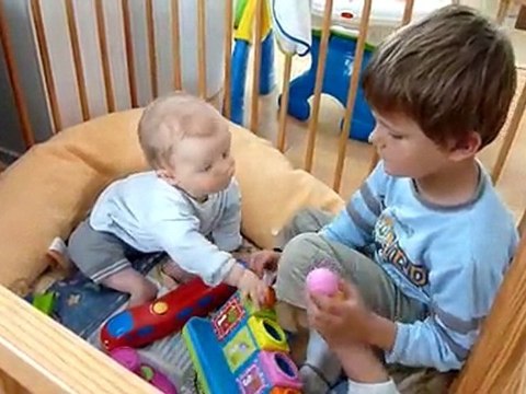 20100616 Romain et Nico jouent dans le parc