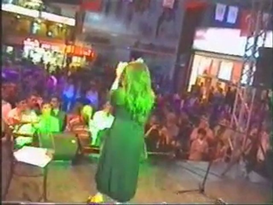 Çiğdem Gül Özdemir-Aç Ellerini Şimdi Havaya