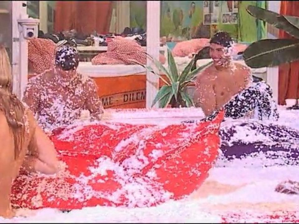 Caroline perd son soutien-gorge !