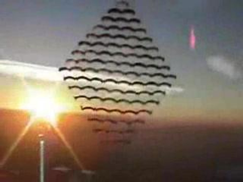 80-parachutes dans le ciel