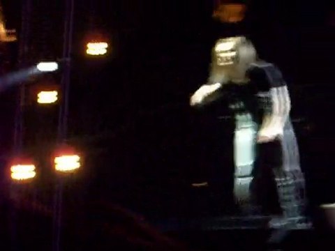 Tokio Hotel Paris 14.04.2010 Georg lance sa bouteille