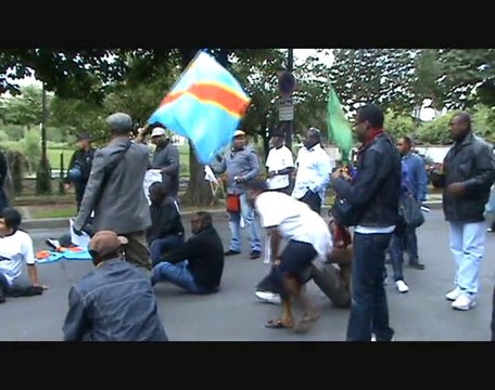 MANIF DEVANT L'AMBASSADE DE LA RDC A PARIS LE 19 JUIN 2010