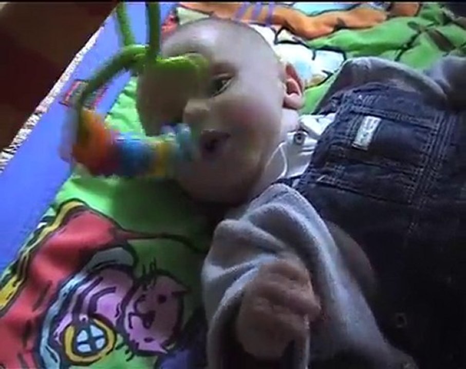 EZECHIEL DECOUVRE SES MAINS