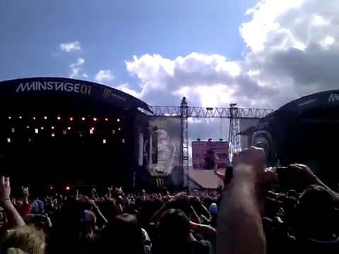 Hellfest 2010 - Chanteur Airbourne grimpe sur le pylône