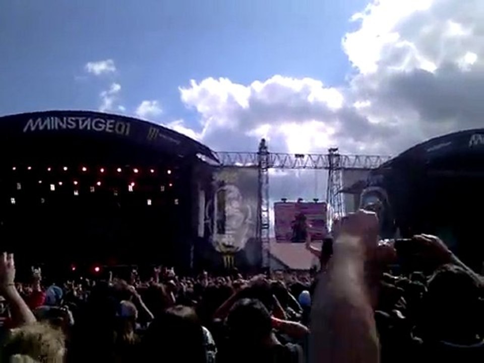 Hellfest 2010 - Chanteur Airbourne grimpe sur le pylône