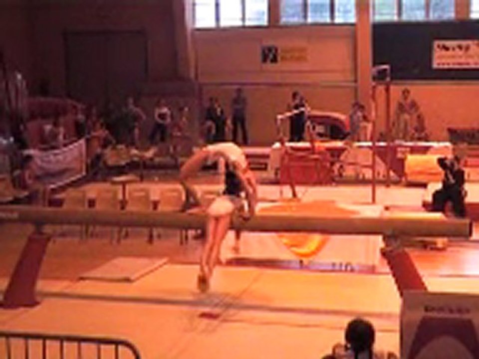 LAURYN BASSO fête de la gym Avignon duo à la poutre