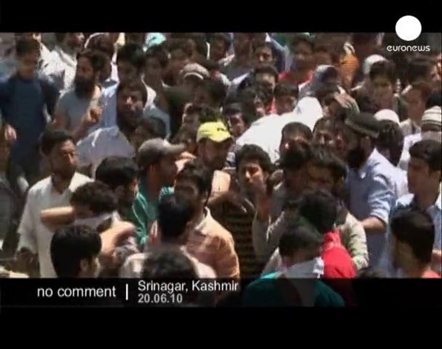 Kashmir: One dead as paramilitary soldiers... - no comment