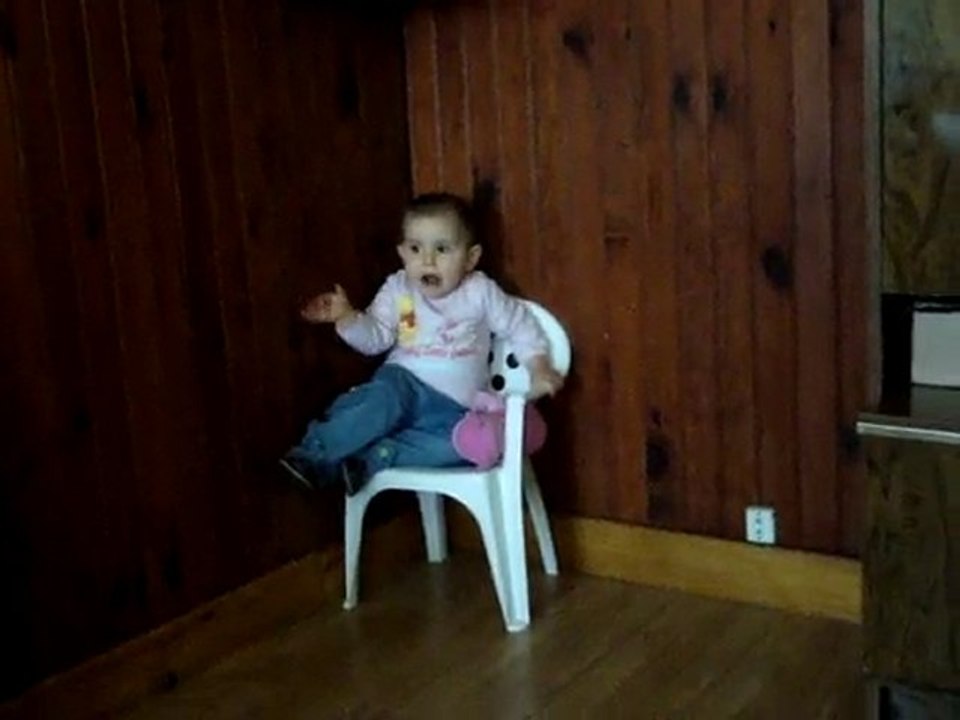 Emma monte sur sa petite chaise