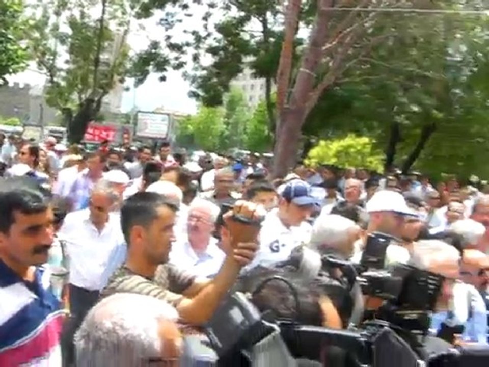 BİZ KIRK KİŞİ  İLE ÇİN SARAYINI BASTIK GEREKİRSE YİNE SARAYLAR BASARIZ...