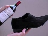 Come stappare una bottiglia con una scarpa