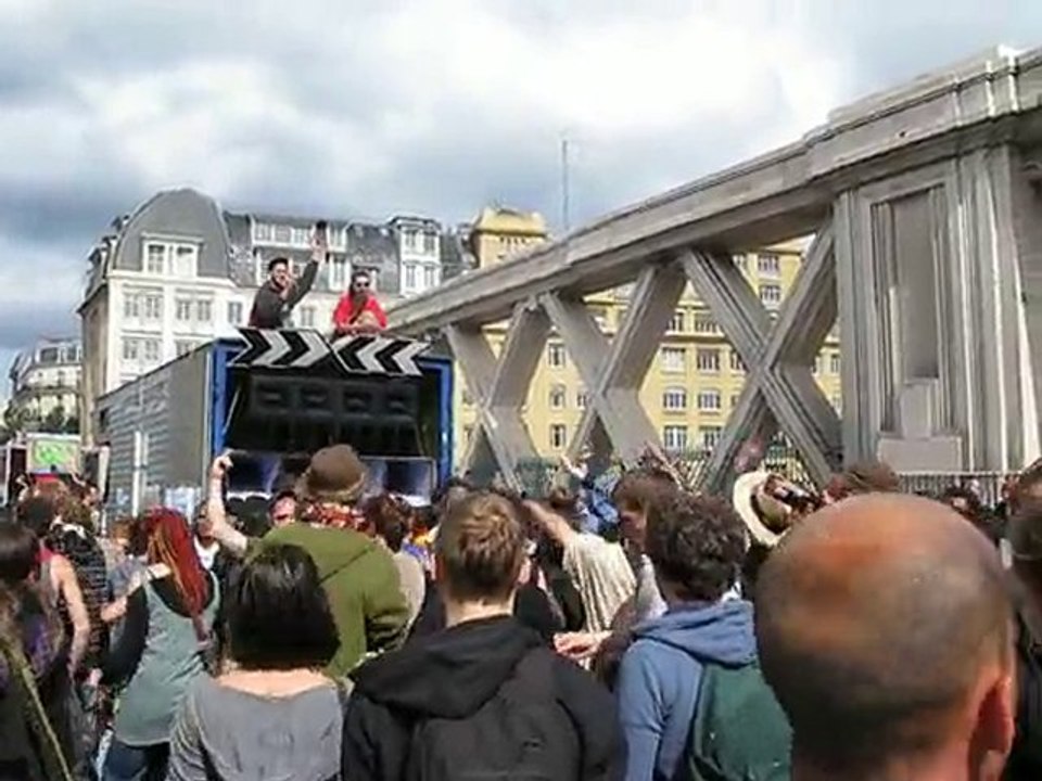 Free Parade - 2010-tekno 2 Char Specimen-Artn'ak