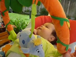 Tom mange les framboises de Papy Claude