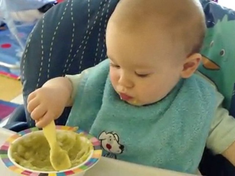 Yaouen mange seul : 20 juin 2010