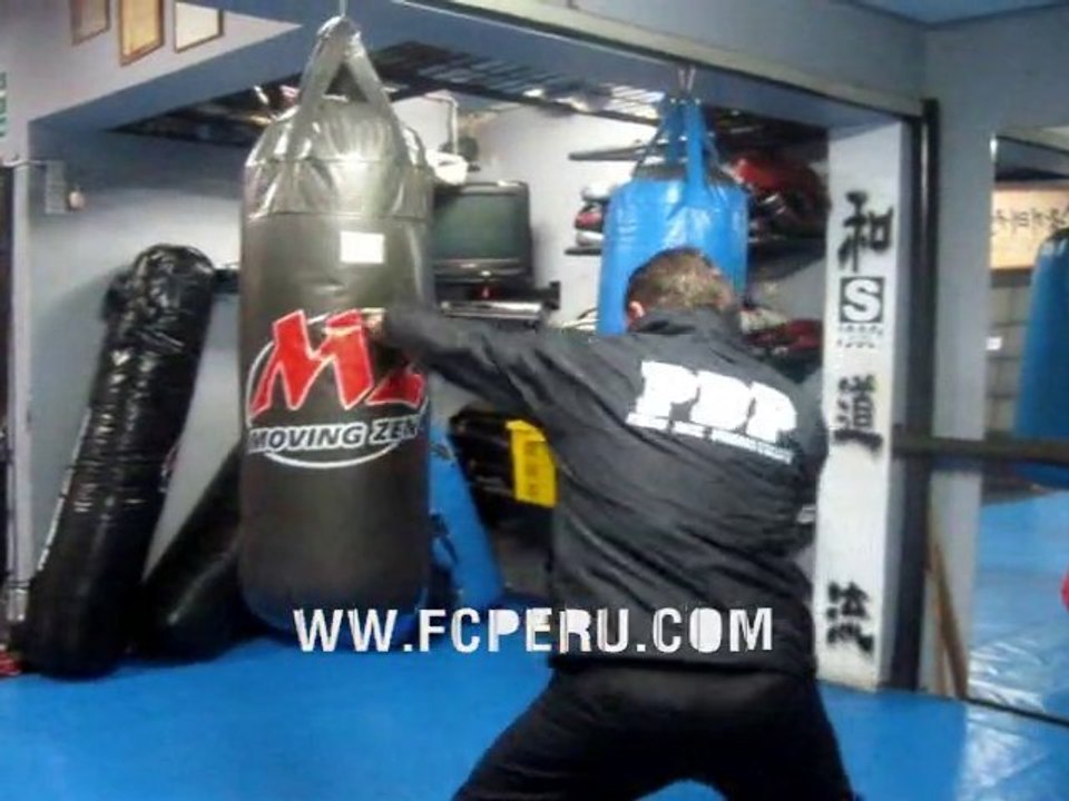 Instruccional de Boxeo Tailandés, utlizando el Saco de Boxeo
