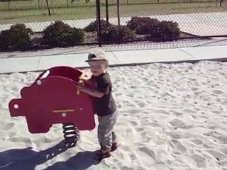 Lucas fait du toboggan