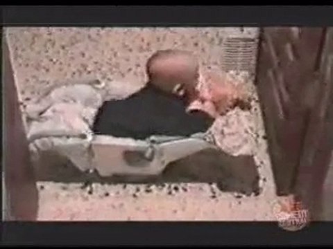 GLI UOMINI NASCONO COSI'