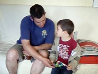 Arthur récite son poème pour la fête de Papa