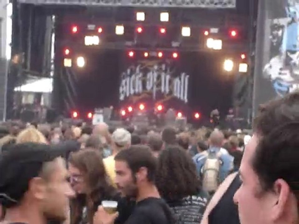 Hellfest 2010 - Sick Of It All - Entrée en scène (Extrait)