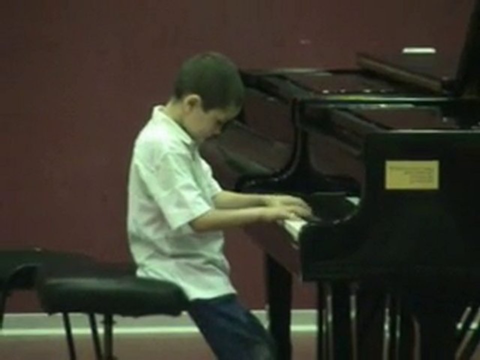 Ariel - at 8 - Plays Bach Prelude and Fugue in G Major ...