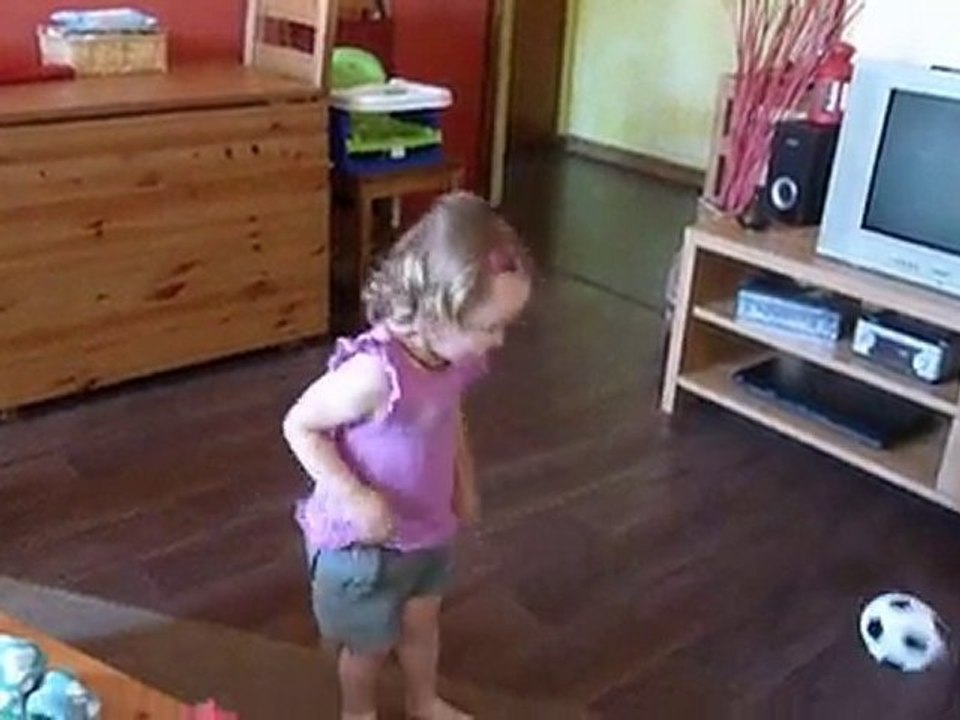 Lisa tire au pied